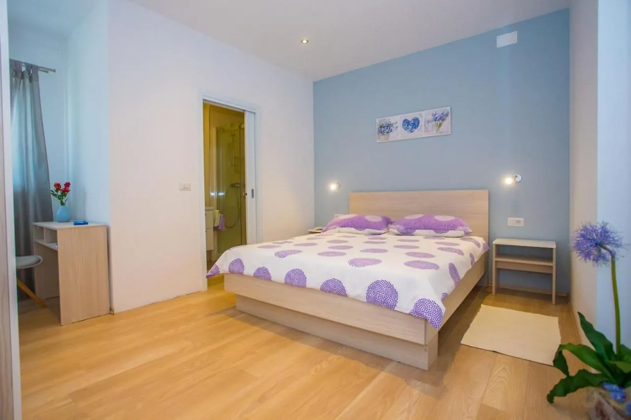 Three-Bedroom Apartment Mir With Private Infinity Pool Vošteni