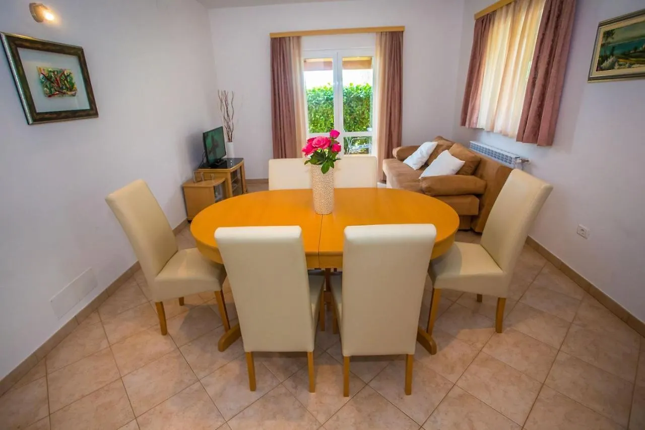 Three-Bedroom Apartment Mir With Private Infinity Pool Vošteni