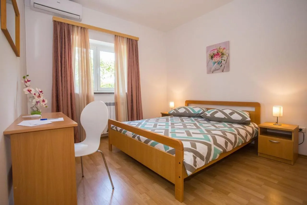 Three-Bedroom Apartment Mir With Private Infinity Pool Vošteni