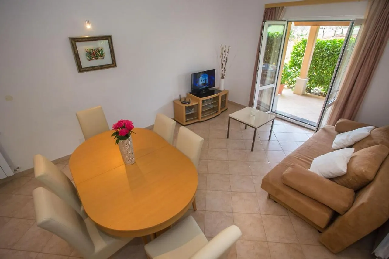 Three-Bedroom Apartment Mir With Private Infinity Pool Vošteni Kroatien