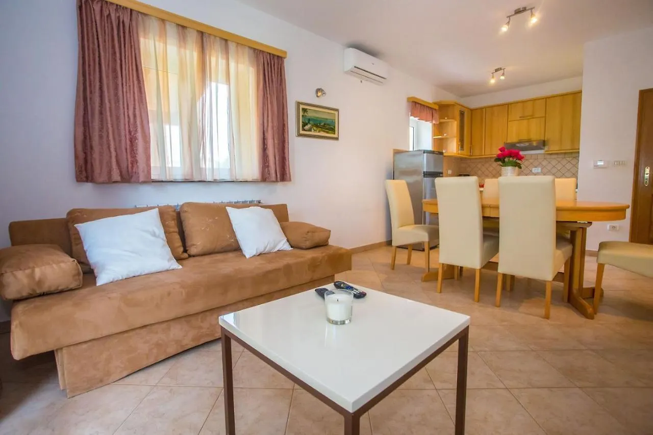 Three-Bedroom Apartment Mir With Private Infinity Pool Vošteni