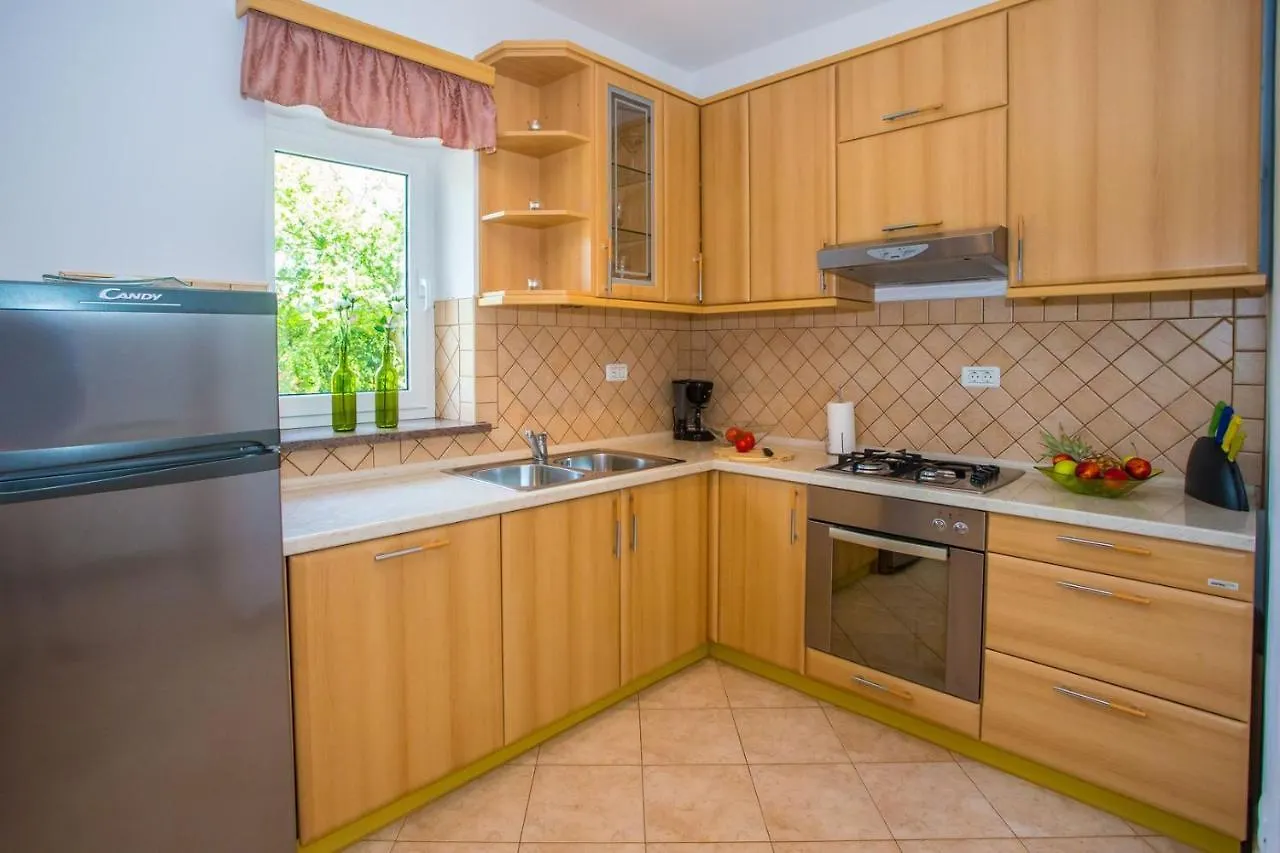 Three-Bedroom Apartment Mir With Private Infinity Pool Vošteni